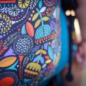 Liliputi csatos hordozó - Rainbow line - Folk Flower Mind