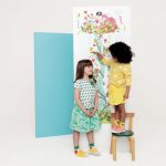 Djeco: Little Big room Magasságmérő falmatrica - Az ifjú hölgy kertje - Young girl in the garden