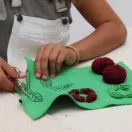Oli&Carol - DIY csináld magad kézműves készlet - Mery, a cseresznye Oli&Carol - DIY csináld magad kézműves készlet - Mery, a cseresznye
