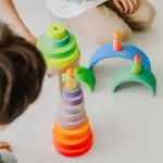Grimm's neon pink Montessori torony fa építőjáték