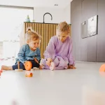 Grimm's neon pink Montessori torony fa építőjáték