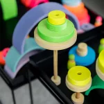 Grimm's neon zöld Montessori torony fa építőjáték