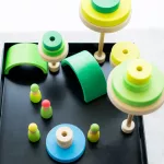 Grimm's neon zöld Montessori torony fa építőjáték