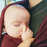 Liliputi rugalmas babahordozó kendő - Burgundi