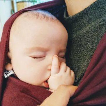 Liliputi rugalmas babahordozó kendő - Burgundi