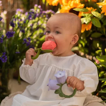 Oli&Carol természetes rágóka - Theo, a tulipán