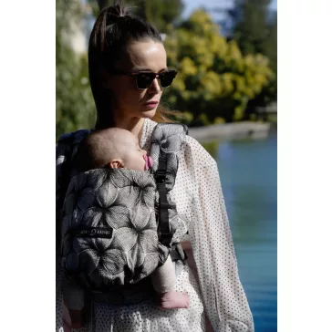 LoveRadius Physio 2. babahordozó Black Orchid